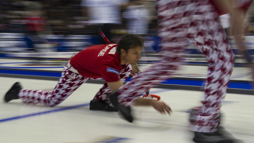 SKUFFER: Skip Thomas Ulsrud �pnet VM med seier, s� ble det tap mot Tsjekkia og Tyskland. Foto: REUTERS/Andy Clark