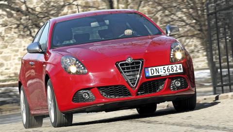 ANNERLEDES: Grillen er en spiss V, skiltet st�r p� siden, lyktene er ellipseformede. Alfa Romeo Giulietta f�r betydelige flere blikk enn en typisk folkekompaktbil. FOTO: Egil Nordlien, HM Foto