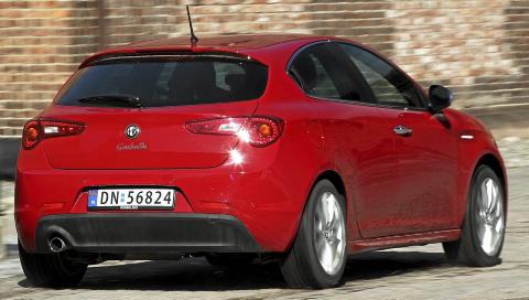 BRED BAK: Men Giulietta er ikke blant de rommelige kompaktbilene. Her har design hatt forrangen, med runde kanter og skr�nende vinduer. FOTO: Egil Nordlien, HM Foto