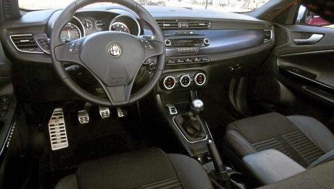 GODT UTSTYRT: Giulietta er godt utstyrt allerede som standard. Instrumenteringen f�lger det en kan kalle europeisk standard, uten noen spesielle p�funn. F�rersetet ser lekrere ut enn enkelte testsj�f�rer fant ut at det faktisk var. FOTO: Egil Nordlien, HM Foto