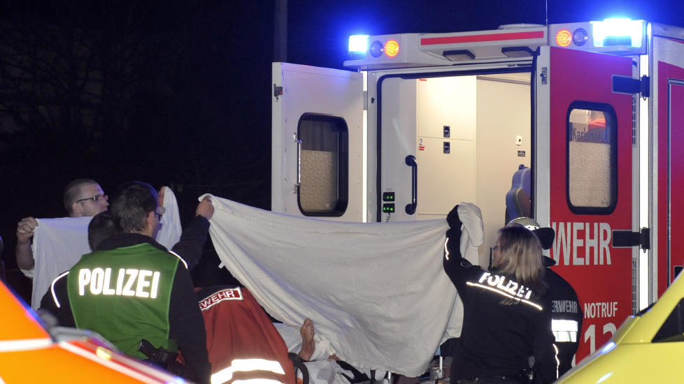 DRAMATISK: Her blir Rola El-Halabi trillet inn i ambulansen etter � ha blitt skutt fire ganger av sin egen stefar, bare 10 minutter f�r hun skulle bokse VM-kamp. Foto:  (AP Photo/dapd, Andreas Markus)