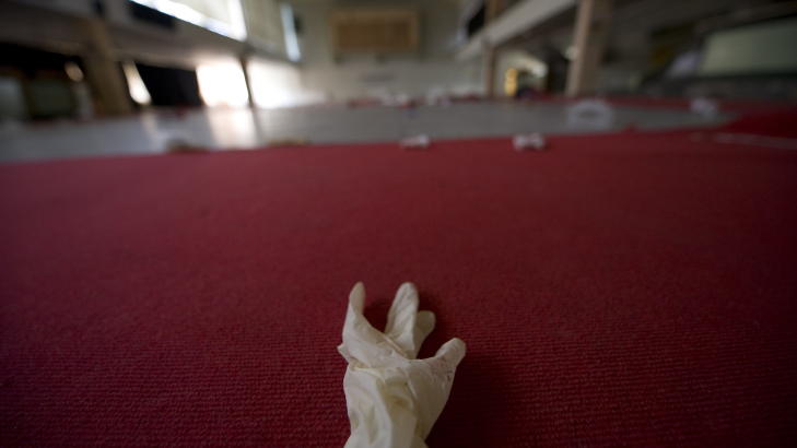 �STEDET: En blodig latekshanske l� igjen p� gulvet i lokalet der Rola El-Halabi ble skutt i h�nda, begge f�ttene og kneet. Foto:   (AP Photo/dapd, Steffi Loos)