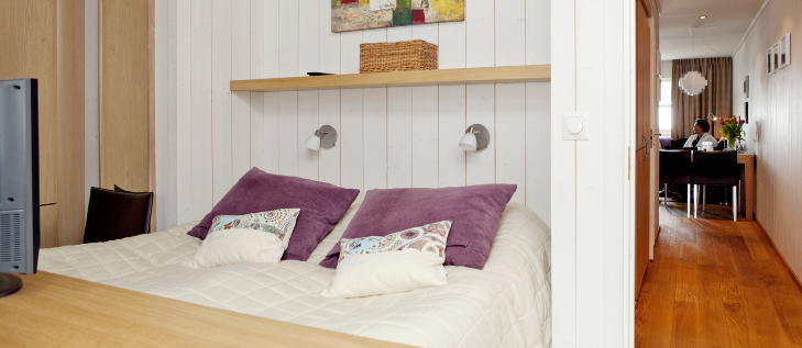 RYDDIG: Mye plass til oppbevaring er et must p� soverommet. En stor terrasse utenfor f�rer ut til skil�ypene. Foto: ELISABETH SPERRE ALNES