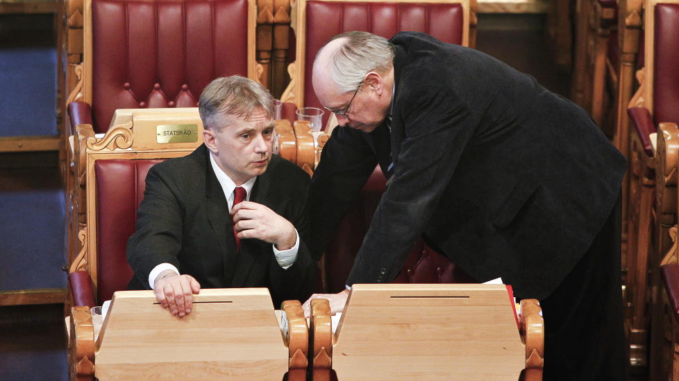 SA JA TIL DATALAGRING: Justisminister Knut Storberget i samtale med Martin Kolberg (Ap) under behandlingen av datalagringsdirektivet i Stortinget mandag kveld. Foto: Aleksander Andersen/Scanpix