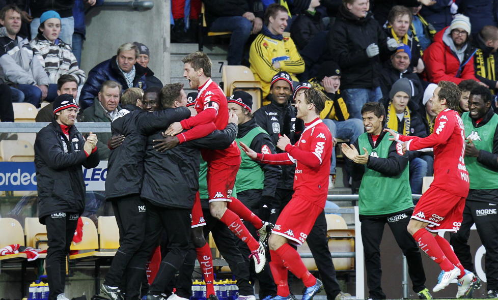 INGEN R�D FARE: Vi (jeg) tippet Brann p� 14. plass og f�r selvf�lgelig h�re det etter to strake seirer og feiringer som denne. Akkurat som vi (jeg) ble erkl�rt tufs da Lillestr�m hadde sl�tt Stab�k 7-0. Foto: Erlend Aas / SCANPIX