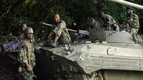 HARDE KAMPER: Det har utviklet seg en ren borgerkrig i Elfenbenskysten etter valget der Laurent Gbagbo nektet � gi fra seg makten. Her tungt bev�pnede soldater lojale til utfordrer Alassane Ouattara. Foto: AFP/Scanpix