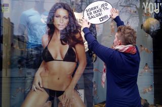 - KYNISK: R�d Ungdom reagerer sterkt p� Jack & Jones siste reklamekampanje som fors�ker � selge herrekl�r ved hjelp av denne dama. I g�r hadde de en aksjon utenfor klesgigantens butikk p� Karl Johan i Oslo. Foto: R�d Ungdom
