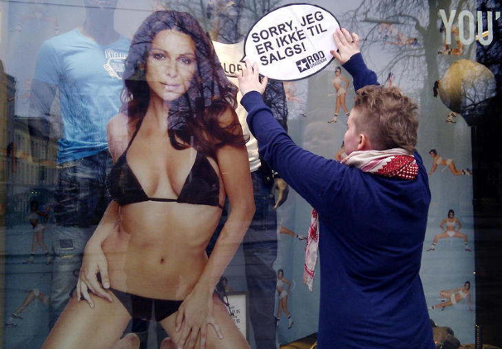 - KYNISK: R�d Ungdom reagerer sterkt p� Jack & Jones siste reklamekampanje som fors�ker � selge herrekl�r ved hjelp av denne dama. Idag hadde de en aksjon utenfor klesgigantens butikk p� Karl Johan i Oslo. Foto: R�d Ungdom