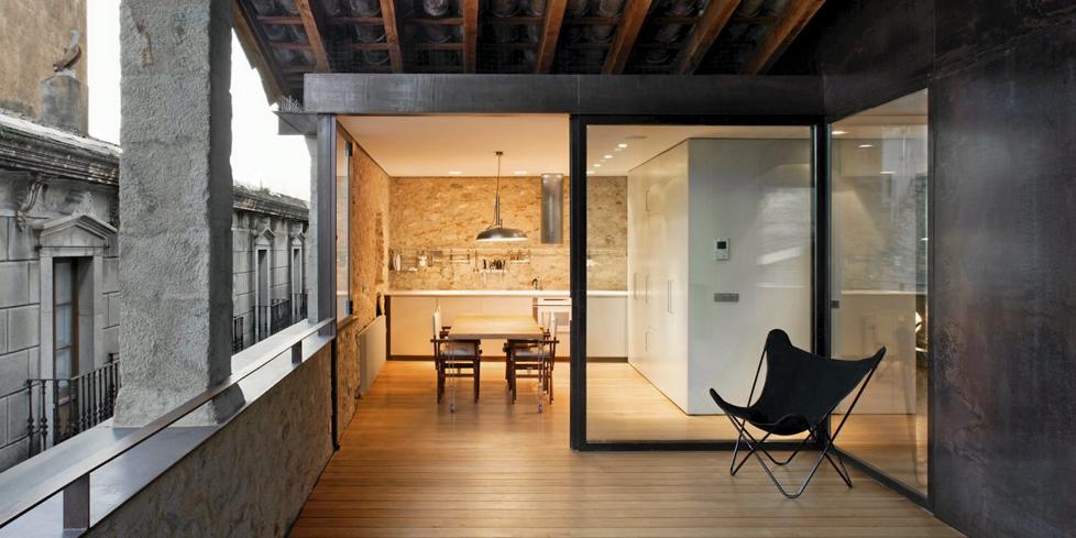 GAMMELT OG MODERNE: Den gamle boligen fra 1600-tallet er blitt restaurert og innredet med moderne interi�r. FOTO: Enric Duch