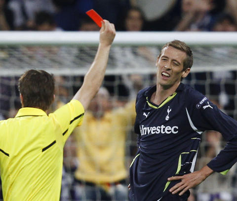 10 MANN: Peter Crouch ble sendt i garderoben for to klare gule kort. Foto: REUTERS/Susana Vera 10 MANN: Peter Crouch ble sendt i garderoben for to klare gule kort. Foto: REUTERS/Susana Vera