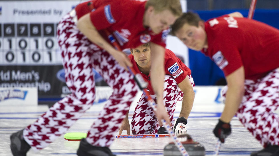 SEIER I SISTE LITEN: Skip Thomas Ulsrud m�tte vinne mot USA i natt, og det klarte det norske landslaget. Foto: REUTERS/Andy Clark