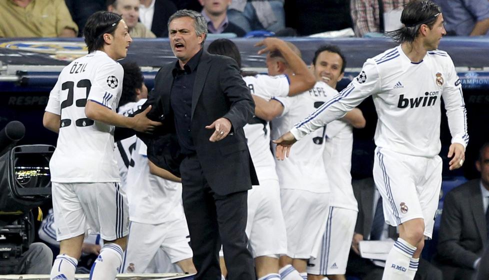 FART P� BALLEN Jose Mourinho syntes det var helt fortjent at Real knuste Tottenham, han sier de hvitkledde spilte ambisi�st og med fart. Foto: EPA/ALBERTO MARTIN