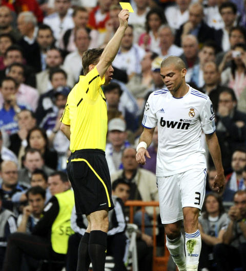 IKKE MED VILJE?Real Madrids portugisiske stopper Pepe soner karantene borte mot Tottenham, og er tilbake i semifinalen i Champions League. Foto: AFP/PIERRE -PHILIPPE MARCOU IKKE MED VILJE?Real Madrids portugisiske stopper Pepe soner karantene borte mot Tottenham, og er tilbake i semifinalen i Champions League. Foto: AFP/PIERRE -PHILIPPE MARCOU