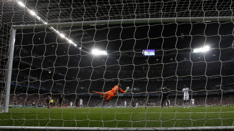 SUSER: Heurelho Gomes var sjanseløs på skuddet fra argentinske Angel Di Maria. Foto: REUTERS/Juan Medina SUSER: Heurelho Gomes var sjanseløs på skuddet fra argentinske Angel Di Maria. Foto: REUTERS/Juan Medina