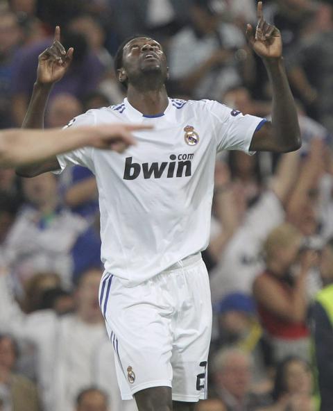 SCORET TO: Emmanuel Adebayor fortalte før kampen at han ville score for sin gamle klubb Arsenal, Tottenhams erkerivaler. Etter kampen fortalte Mourinho at Real har en opsjon på å kjøpe den innleide City-spissen til sommeren. Foto; EPA/ALBERTO MARTIN SCORET TO: Emmanuel Adebayor fortalte før kampen at han ville score for sin gamle klubb Arsenal, Tottenhams erkerivaler. Etter kampen fortalte Mourinho at Real har en opsjon på å kjøpe den innleide City-spissen til sommeren. Foto; EPA/ALBERTO MARTIN