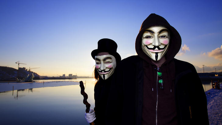 FREDELIGE: - Til tider er det ikke rettferdighetens ryttere du finner i Anonymous. For hver gode ting Anonymous gj�r er det 100 onde ting de har gjort som du ikke f�r med deg, sier Inrepertus. Han og Demonon distanserer seg delvis fra den mer angrepsrettede delen av bevegelsen. Foto: Lars Myhren Holand