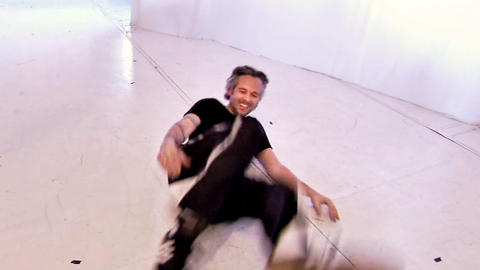 BACKSPIN-ARI: Ari Behn og Per Heimly har bes�k Bronx. Da blir det b�de breakdancing og graffitimaling. Her fors�ker Ari seg p� backspin. Foto: NRK