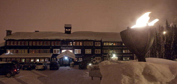 KVELDSSTEMNING: Gudbrandsgard hotell p� Kvitfjell.   Foto: JOHN T. PEDERSEN