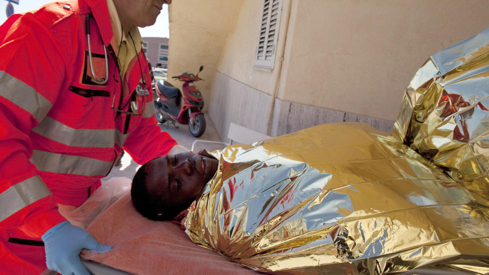 REDDET:  Denne mannen ble reddet opp av sj�en og fraktet til sykehus p� den italienske �ya Lampedusa. Bare 48 av de 200 flyktningene som var om bord p� b�ten, er funnet. Foto: AP Photo/Giorgos Moutafis/Scanpix