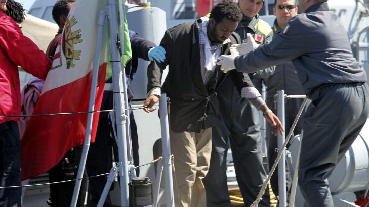 130 SAVNET:  Tragedien kan ha kostet 130 personer livet. Her tas en av de overlevende i mot av kystvakta p� Lampedusa, i Italia. Foto: AP Photo/Francesco Malavolta/ Lapresse