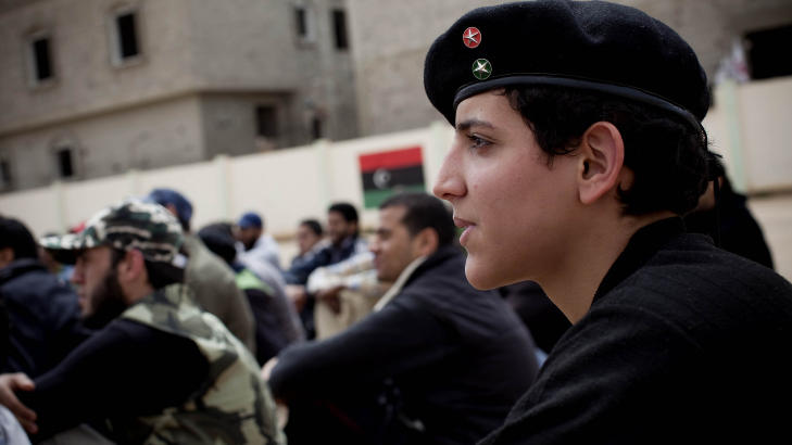 KLAR TIL KAMP: Med en stj�let beret fra en av Muammar Gaddafis utsendte i Benghazi, er 16-�rige Abderauf Bayau n� snart klar for � kjempe mot Gaddafis menn lenger vest i �rkenen. ? Endelig kan vi snakke og f�le litt p� friheten Gaddafi har stj�let fra oss. Jeg h�per Libya skal bli like bra som Norge i framtida, sier Bayau. Foto: Tomm W. Christiansen