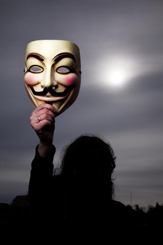 ANSIKTSL�SE: Lunde synes Anonymous burde st� fram med full identitet, som hun selv. Her et medlem, komplett med Guy Fawkes-maske. Foto: LARS MYHREN HOLAND/DAGBLADET
