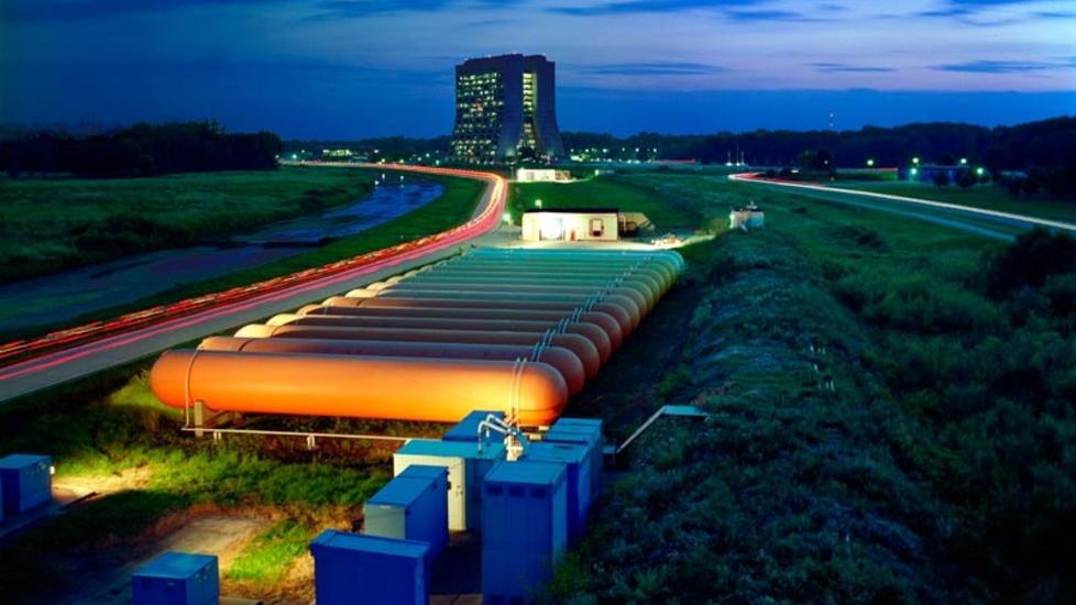 BANEBRYTENDE OPPDAGELSE? Partikkelakseleratoren Tevatron i Illionois i USA, den andre kraftigste av sitt slag i verden etter LHC i Geneve, kan ha oppdaget en ny element�rpartikkel som faller utenfor oppskriften vi har for naturen i dag. Om det stemmer, kan det v�re en av de st�rste oppdagelsene innen fysikk p� lang tid.