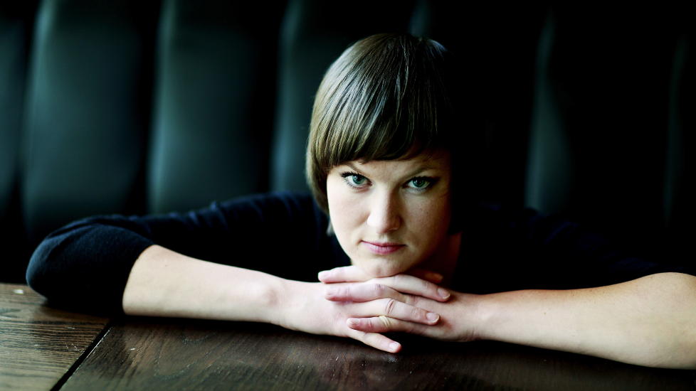 SKARP: Agnes Ravatn befester sin stilling som en av Norges vittigste og skarpeste skribenter. Foto: SIV JOHANNE SEGLEM