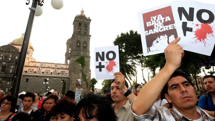 NOK BLOD!: Tusenvis av meksikanere tok til gatene i g�r i en demonstrasjon mot den p�g�ende narkokrigen i landets. Her fra Puebla i Mexico. Foto: EPA/ULISES RUIZ BASURTO/SCANPIX