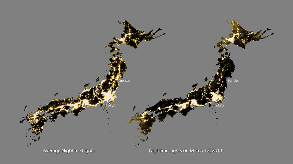 SLUKKEDE LYS OVER JAPAN: Bildet til venstre, produsert av National Oceanic and Atmospheric
Administration (NOAA) p� grunnlag av satellittdata, viser Japan p� en gjennomsnittlig kveld i 2010.
Det tilsvarende bildet til h�yre viser lysene over Japan den 12. mars, etter et jordskjelv i havet utenfor byen Sendai
den 11. mars, og en p�f�lgende tsunami som knuste landsbyer og byer og kostet tusener av menneskeliv. Det viste
seg ogs� raskt at kjernekraftverket Fukushima var rammet av katastrofen. (Reuters/Scanpix)