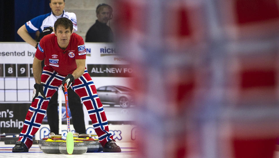 R�DT, HVITT OG BL�TT: Skip Thomas Ulsrud ledet Norge til seier mot skottene i natt norsk tid. Foto: REUTERS/Andy Clark