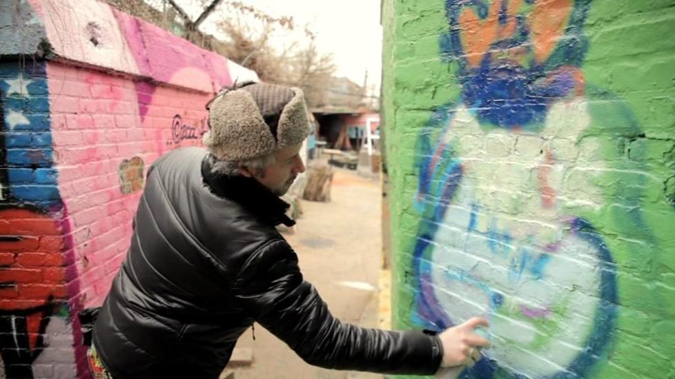 GRAFITTIPRINS: Slik g�r det n�r Ari Behn og Per Heimly slippes l�s i New York. Foto: NRK