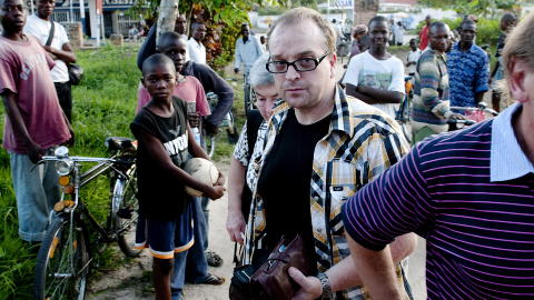 PENGER P� BORDET: Predikant Rune Edvardesen mener det m� penger p� bordet for � f� til en overf�ring av de to d�dsd�mte nordmennene fra Kisangani til hovedstaden Kinshasa. Foto: �istein Norum Monsen / DAGBLADET.
