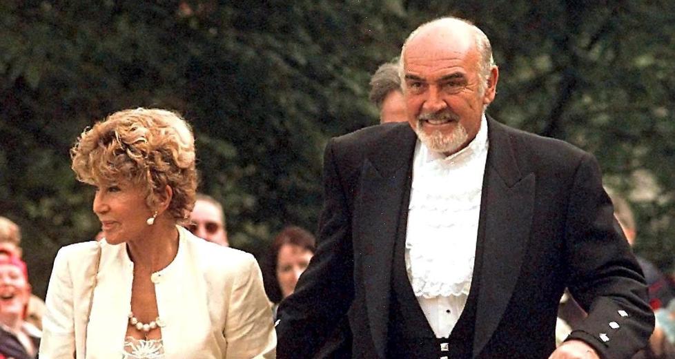 I SKOTTLAND Her er Sean Connery sammen med kona Micheline Roquebrune i 1999 