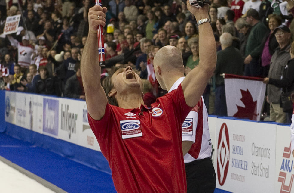 AVGJORDE CURLINGDRAMA: Thomas Ulsrud slipper jubelen l�s etter � ha sl�tt Canada 7-6 i en kamp Norge m�tte vinne. Foto:   REUTERS/Andy Clark