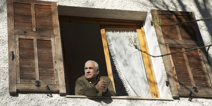 UTSIKTSPOST: Mye viktig informasjon kan hentes fra utsiktsposten i vinduet. � f�lge med i hva som skjer nede p� piazzaen h�rer med til dagliglivet til alle italienere. Foto: LISE BJELLAND