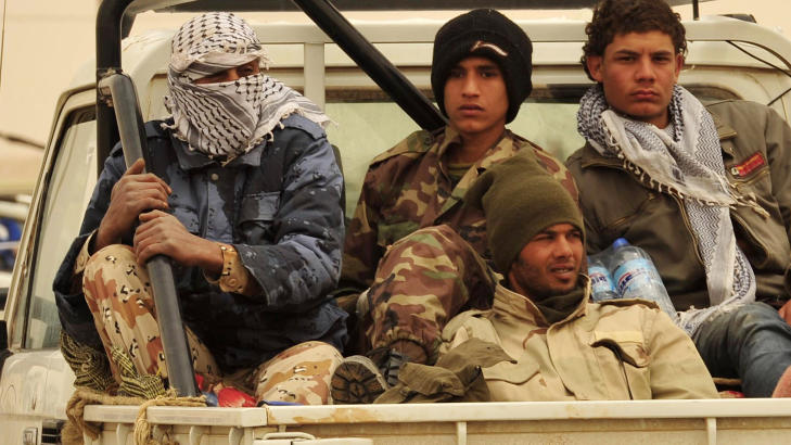 UNGE OPPR�RERE: Gutter ned i 13-�rsalderen har sl�tt seg sammen med oppr�rsstyrkene. Bildet er fra i g�r i Ajdabiyah. Foto: REUTERS/Esam al-Fetori