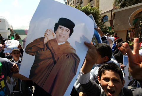HAR SINE ST�TTESPILLERE: Kadhafis folk utenfor FN-kontorene i Tripoli denne uka. De protesterte mot FN-aksjonen i landet. Foto: AFP/MAHMUD TURKIA