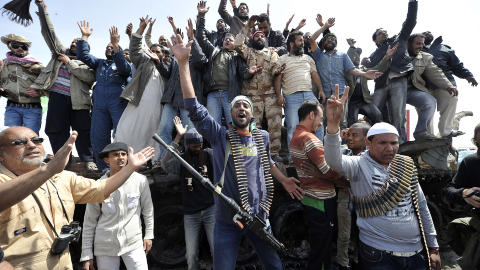 EN BROKOET FORSAMLING: Oppr�rerne best�r av arbeidsledige studenter, boms, islamister, diaspora-libyere, forretningsmenn og intellektuelle. Foto: AFP/ARIS MESSINIS