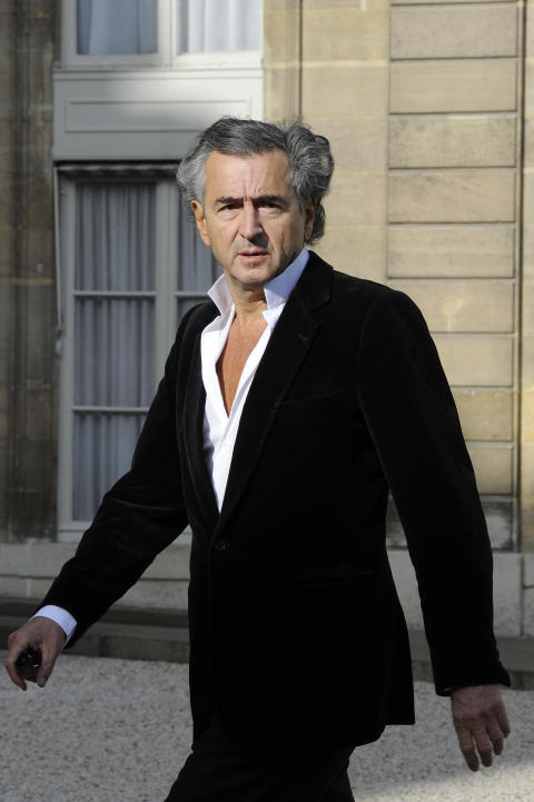DRO SELV TIL LIBYA: Den franske filosofien og aktivisten Bernard Henri-L�vy dro p� eget initiativ til Libya og opprettet kontakt med oppr�rerne. Han var sentral i � overtale Sarkozy til � anerkjenne oppr�rerne og g� inn i Libya. Foto: REUTERS/Gonzalo Fuentes