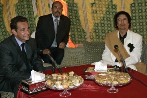 VILLE RETTE OPP TABBENE: Nicolas Sarkozy har et presidentvalg � tenke p� og en d�rlig forhistorie i Nord-Afrika, og ble derfor p�driveren for � g� inn i Libya. I 2007 lot han Kadhafi komme p� bes�k i Paris. Her spiser de sammen i beduinteltet diktatoren fikk sette opp rett ved presidentpalasset. Foto: REUTERS/Pascal Rossignol