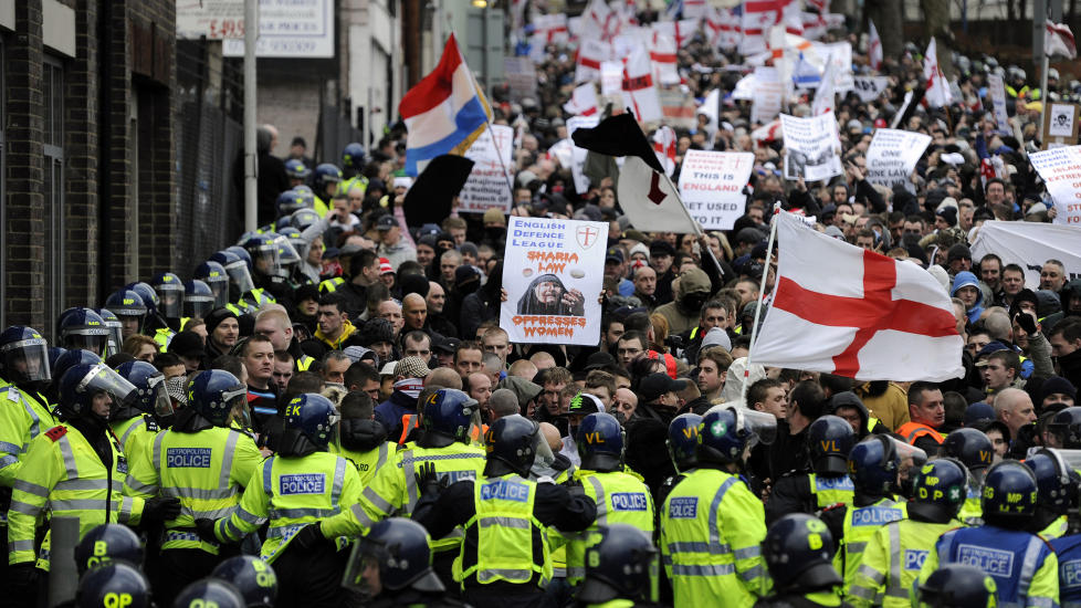 I STORBRITANNIA: Her er medlemmer fra EDL i britiske Luton, 5. februar 2011. Ogs� nordmenn deltok. Foto: Paul Hackett/ REUTERS