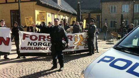 MOTDEMO: Et 30-tall personer fra SOS Rasisme har m�tt fram for � demonstrere mot NDL. Foto: �istein Norum Monsen/DAGBLADET