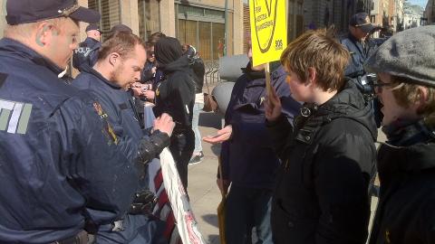 BLIR VIST BORT: Politiet hevder motdemonstranter vil bli vist bort fra omr�det. Foto: �istein Norum Monsen/DAGBLADET
