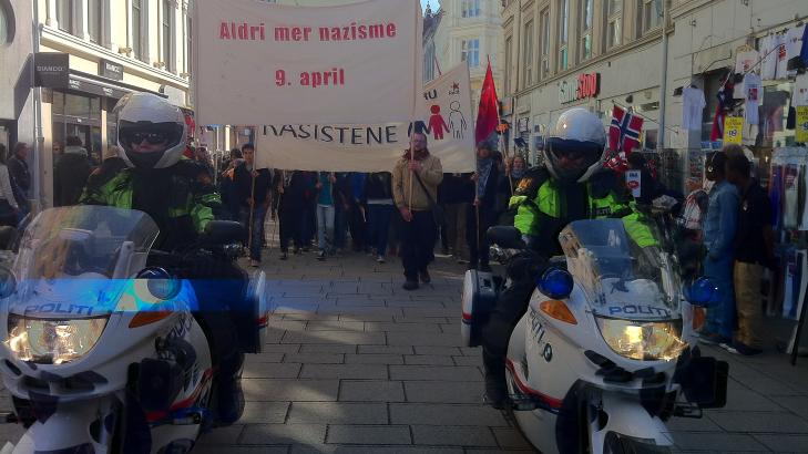VISTE AVSKY: Mellom 700 og 1000 motdemonstranter gikk fra Jernbanetorget til Universitetsplassen for å vise sin avsky mot NDL. Foto: Øistein Norum Monsen VISTE AVSKY: Mellom 700 og 1000 motdemonstranter gikk fra Jernbanetorget til Universitetsplassen for å vise sin avsky mot NDL. Foto: Øistein Norum Monsen