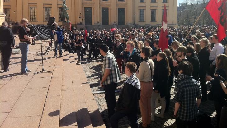 STORT OVERTALL: Mellom 700 og 1000 antirasister var samlet på Universitetsplassen for å vise sin avsky mot Norwegian Defence League. Foto: Øistein Norum Monsen / Dagbladet STORT OVERTALL: Mellom 700 og 1000 antirasister var samlet på Universitetsplassen for å vise sin avsky mot Norwegian Defence League. Foto: Øistein Norum Monsen / Dagbladet