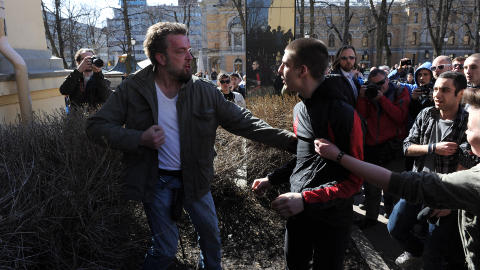 BLØDENDE: Mannen til venstre beskyldes av demonstrantene for å ha slått ned ei jente. Han ble raskt overmannet og gitt juling, noe blødende sår i panna tydelig viser. Foto: Øistein Norum Monsen / Dagbladet BLØDENDE: Mannen til venstre beskyldes av demonstrantene for å ha slått ned ei jente. Han ble raskt overmannet og gitt juling, noe blødende sår i panna tydelig viser. Foto: Øistein Norum Monsen / Dagbladet