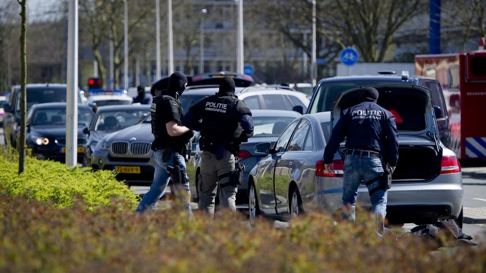 MINST SEKS DREPT:   Politiet ankommer omr�det ved kj�pesenteret Ridderhof i Alphen aan den Rijn. Minst seks personer er drept, inkludert gjerningsmannen, og 11 personer s�ret. Foto:  EPA/VALERIE KUYPERSR/Scanpix