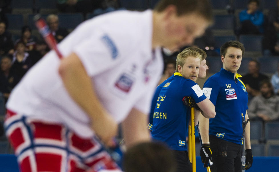 KUNNE SE LANGT ETTER SEIEREN: De svenske curlinggutta fikk bank av Norge som er i storform om dagen. Foto: REUTERS/Andy Clark