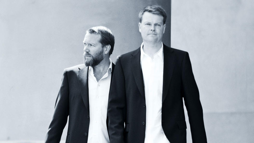 TO GODE MENN: Bak forfatterpseudonymet A. J. Kazinski skjuler de to danskene Anders R�nnow Klarlund (t.v.) og Jacob Weinreich seg. Deres thriller �Den siste gode mann� er spennende og velkomponert - og kanskje et bevis p� at det noen ganger l�nner seg � v�re to. Foto: GYLDENDAL/MIKKEL �STERGAARD